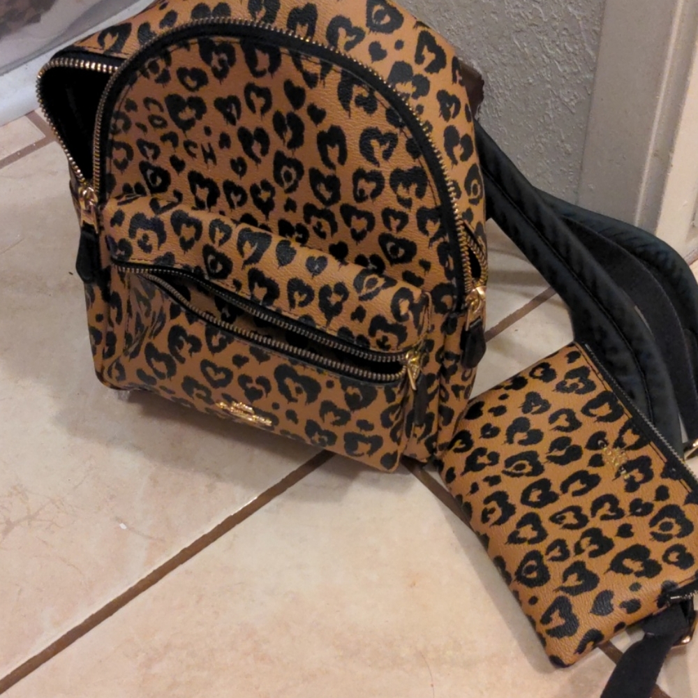 Coach cheetah heart set